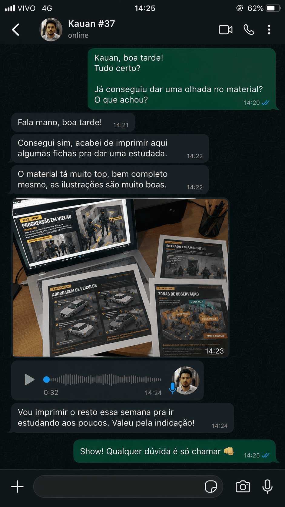Print de WhatsApp: conversa com Kauan elogiando o material, dizendo que as ilustrações são muito boas, com foto das fichas impressas ao lado do notebook
